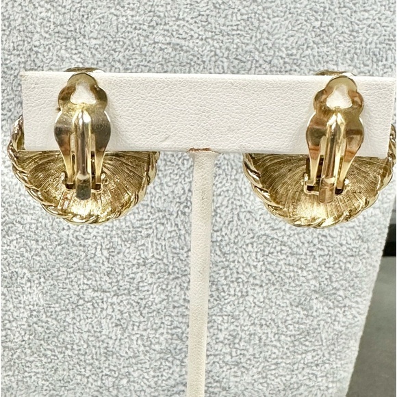 Vintage Oval Emerald Green Rhinestone Gold Ornate Tone Clip On Earrings - Picture 3 of 3